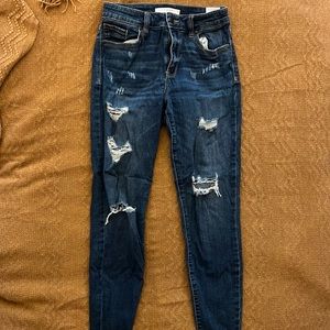 Dark wash distressed denim jeans! Skinny leg cut with generous stretch